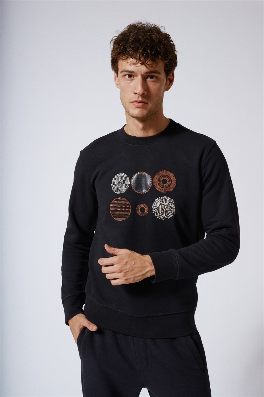 Bisiklet Yaka Slim Fit Nakışlı Sweatshirt Siyah
